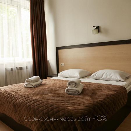 Hotel Koral Chernivtsi Bagian luar foto