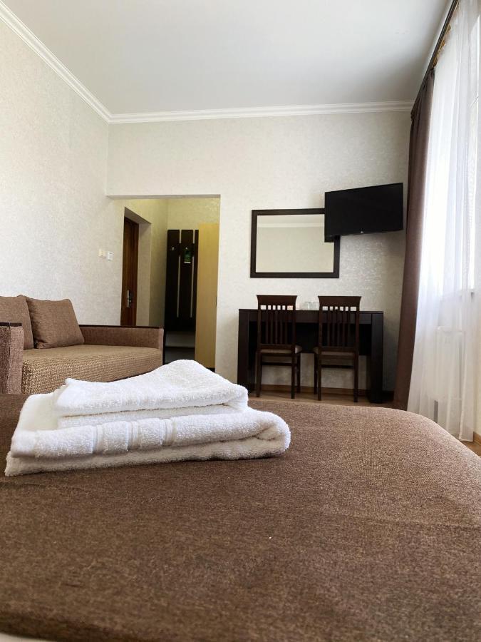 Hotel Koral Chernivtsi Bagian luar foto