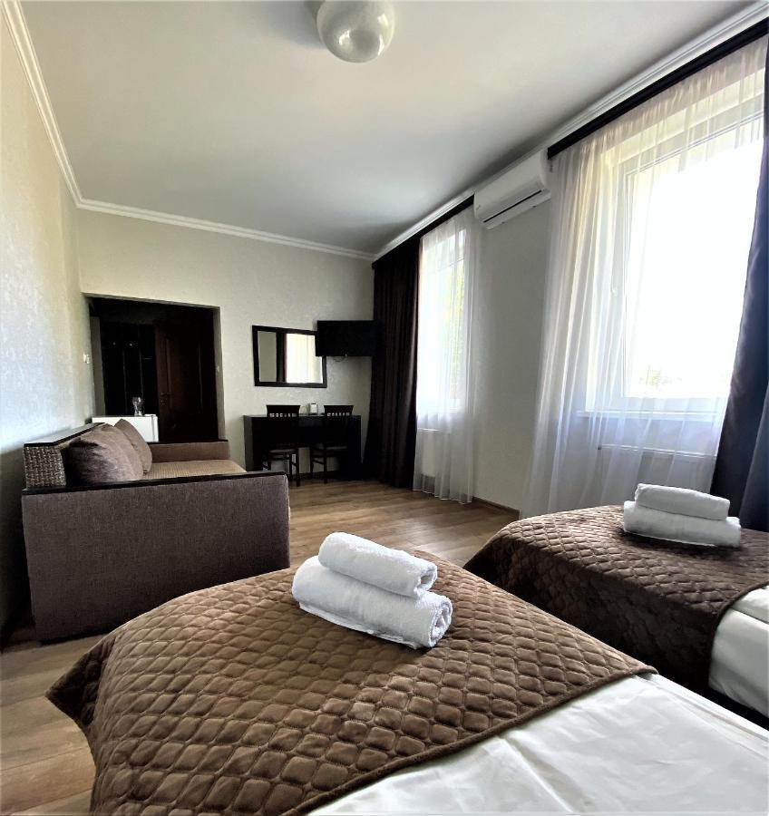 Hotel Koral Chernivtsi Bagian luar foto