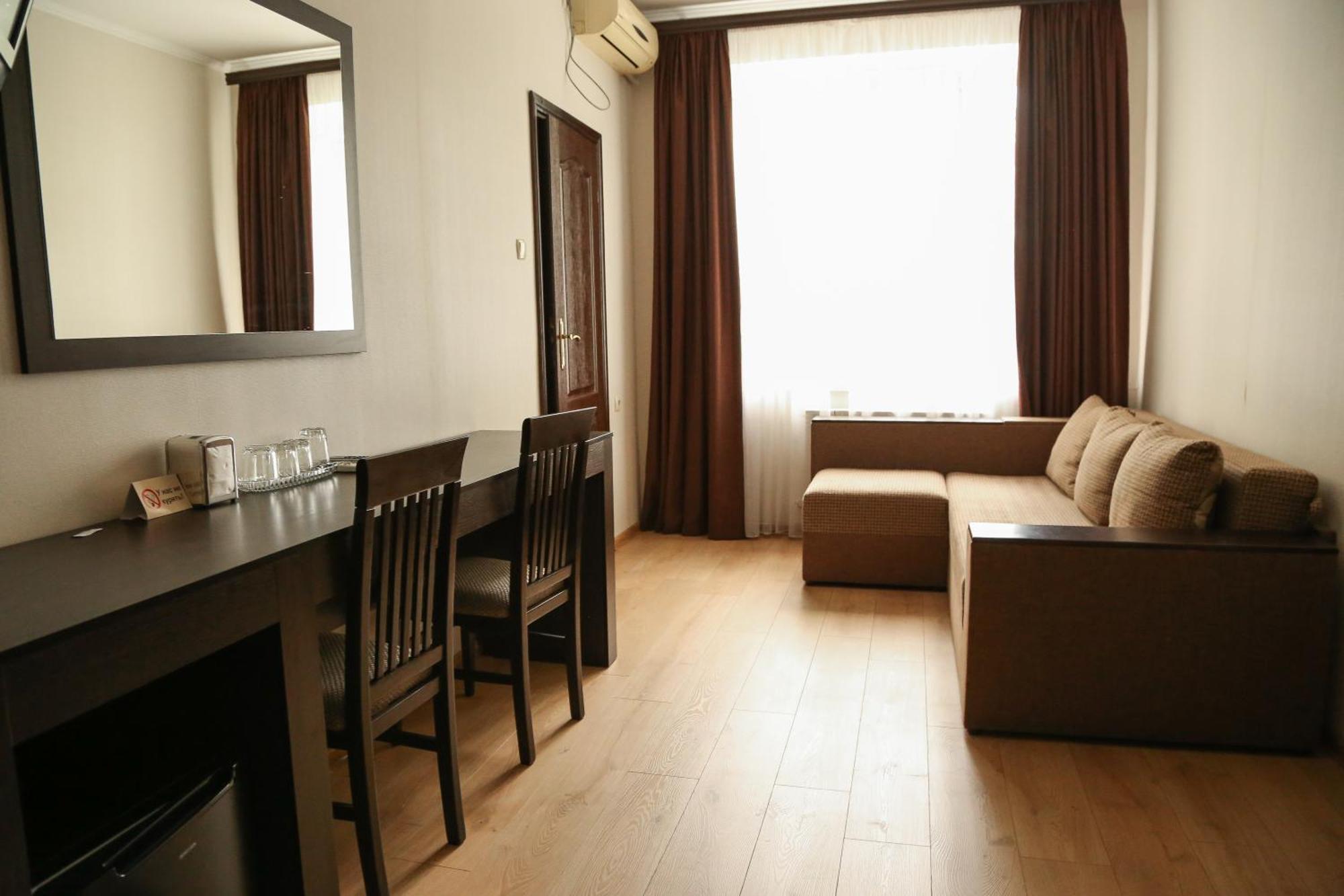 Hotel Koral Chernivtsi Bagian luar foto
