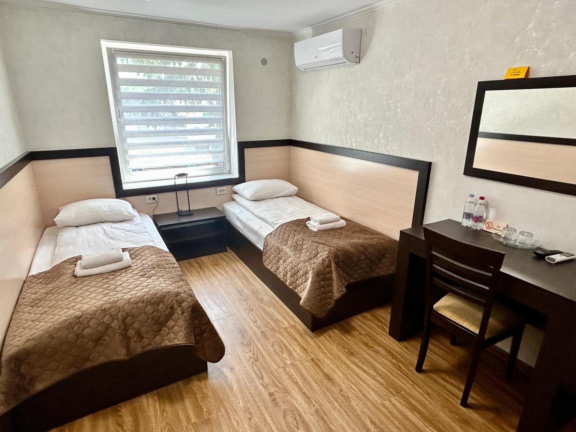 Hotel Koral Chernivtsi Bagian luar foto