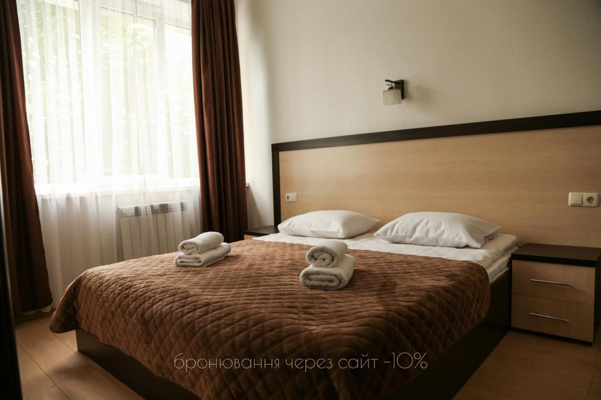 Hotel Koral Chernivtsi Bagian luar foto